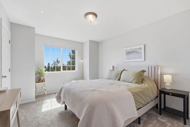 8220 E SOMMERSET Dr, Spokane, WA 99217
