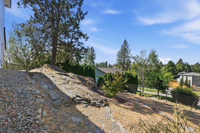 8220 E SOMMERSET Dr, Spokane, WA 99217