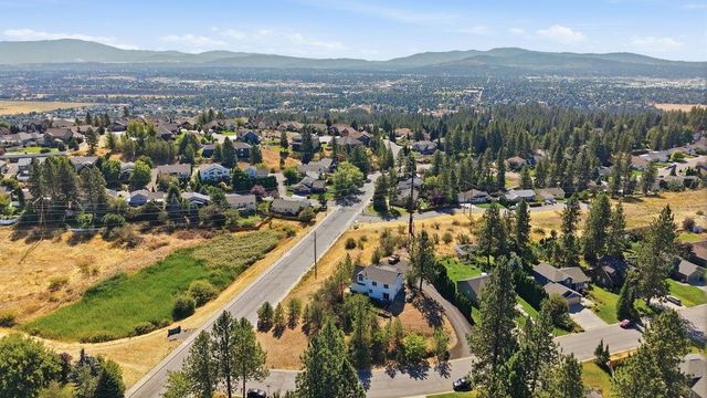 8220 E SOMMERSET Dr, Spokane, WA 99217