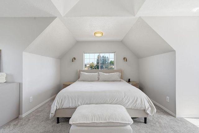 8220 E SOMMERSET Dr, Spokane, WA 99217