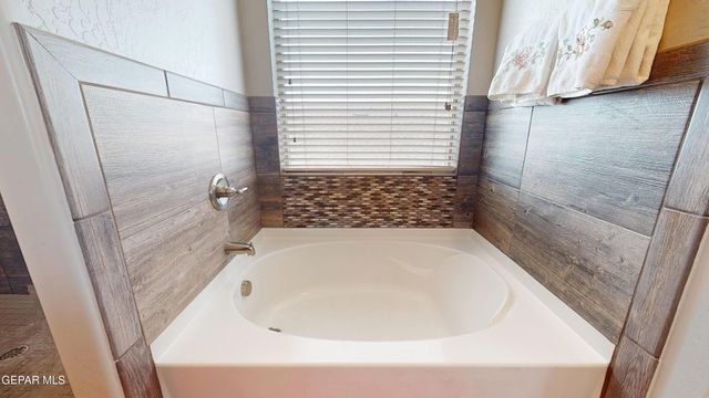 129 N Manzanita Drive, El Paso, TX 79928