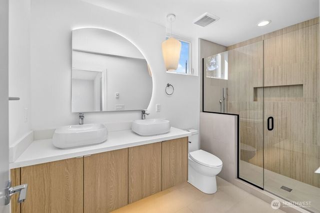 1218 NE 100th Street, Seattle, WA 98102