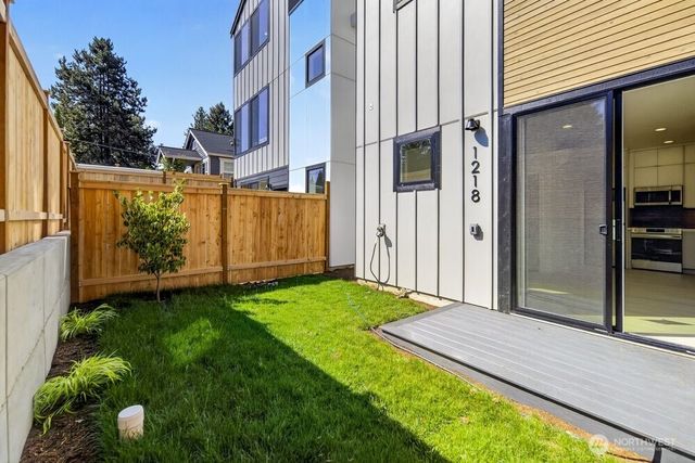 1218 NE 100th Street, Seattle, WA 98102