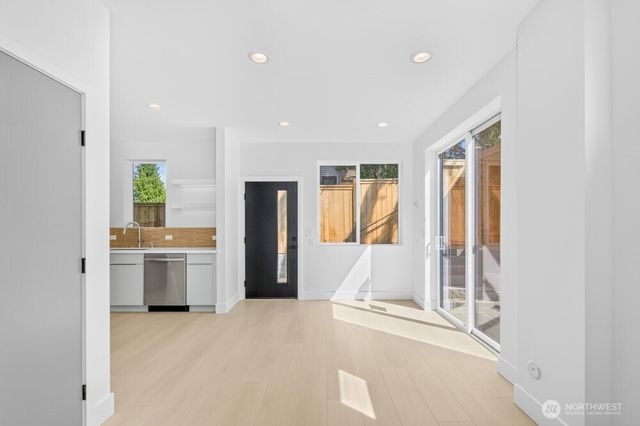 1218 NE 100th Street, Seattle, WA 98102