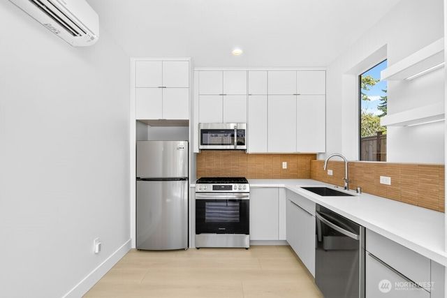 1218 NE 100th Street, Seattle, WA 98102