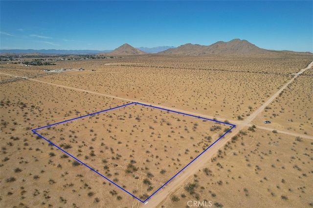 8 Falchion Road, Apple Valley, CA 92307
