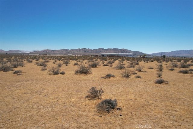 8 Falchion Road, Apple Valley, CA 92307