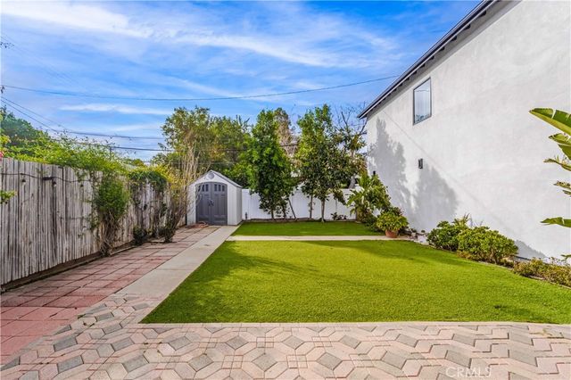 22020 Buena Ventura, Woodland Hills, CA 91364