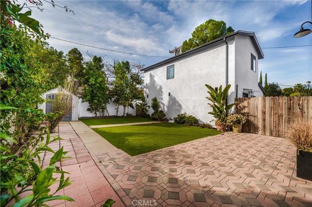 22020 Buena Ventura, Woodland Hills, CA 91364