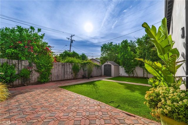 22020 Buena Ventura, Woodland Hills, CA 91364