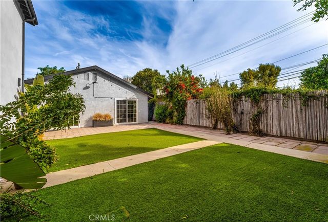 22020 Buena Ventura, Woodland Hills, CA 91364