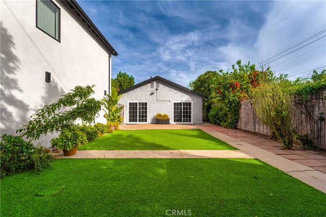 22020 Buena Ventura, Woodland Hills, CA 91364