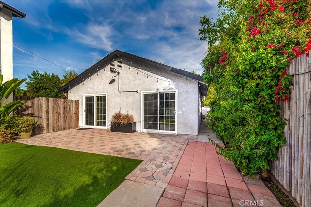 22020 Buena Ventura, Woodland Hills, CA 91364