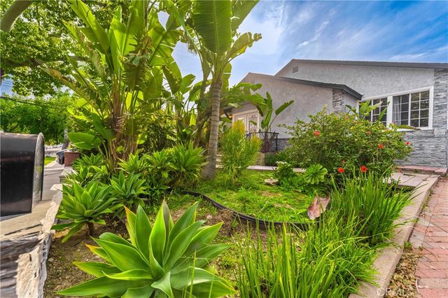 22020 Buena Ventura, Woodland Hills, CA 91364