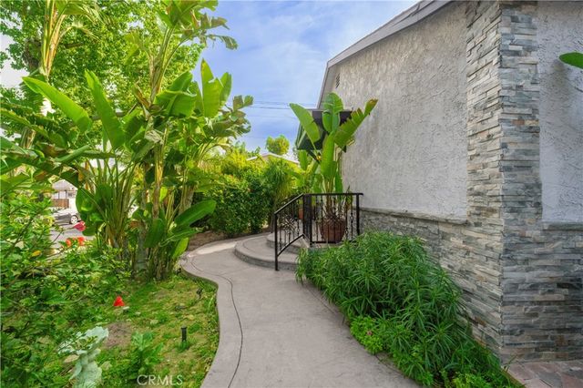 22020 Buena Ventura, Woodland Hills, CA 91364