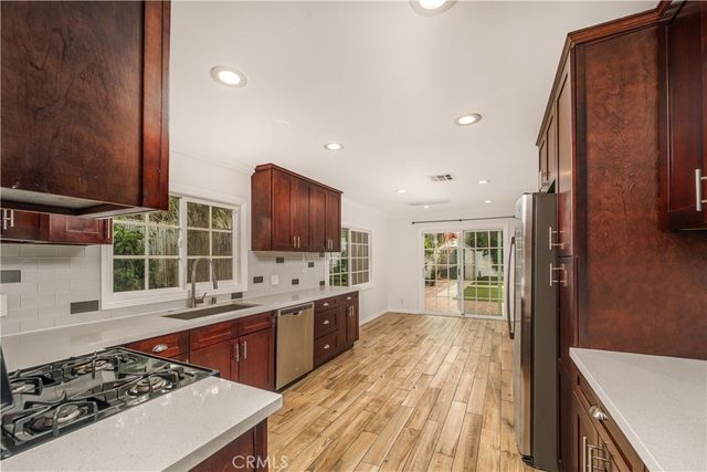 22020 Buena Ventura, Woodland Hills, CA 91364