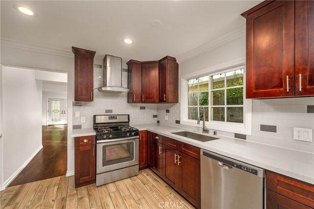 22020 Buena Ventura, Woodland Hills, CA 91364