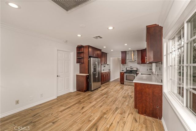 22020 Buena Ventura, Woodland Hills, CA 91364