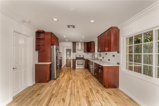 22020 Buena Ventura, Woodland Hills, CA 91364