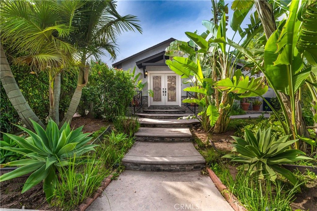 22020 Buena Ventura, Woodland Hills, CA 91364