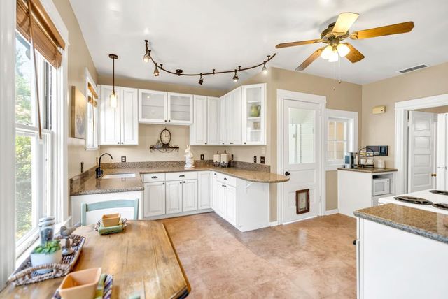 2720 Portola Way, Sacramento, CA 95818