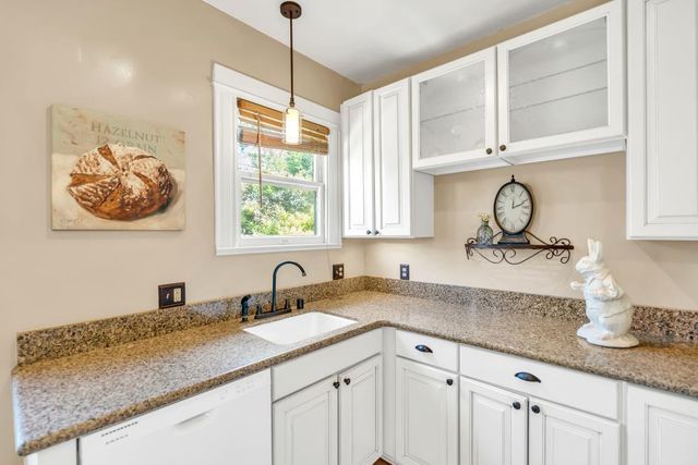 2720 Portola Way, Sacramento, CA 95818