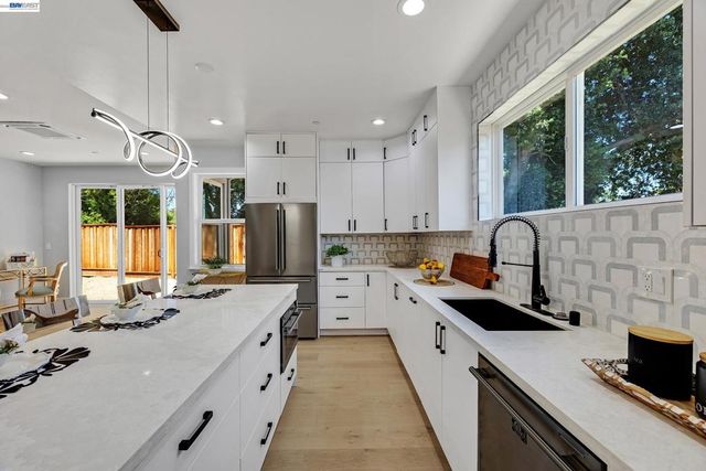 34914 Moina Shaiq Cmn, Fremont, CA 94555