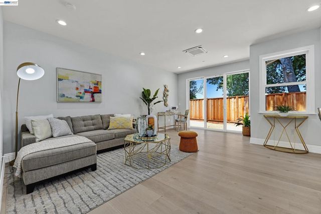 34914 Moina Shaiq Cmn, Fremont, CA 94555