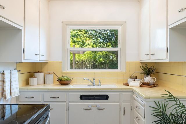 1828 Humboldt St, Santa Rosa, CA 95404