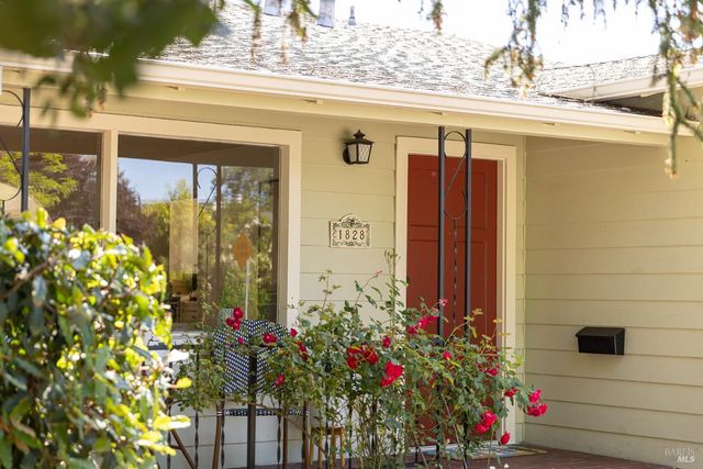 1828 Humboldt St, Santa Rosa, CA 95404