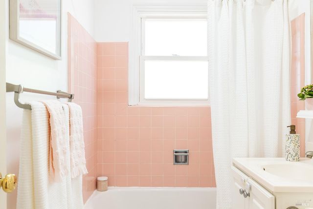 1828 Humboldt St, Santa Rosa, CA 95404