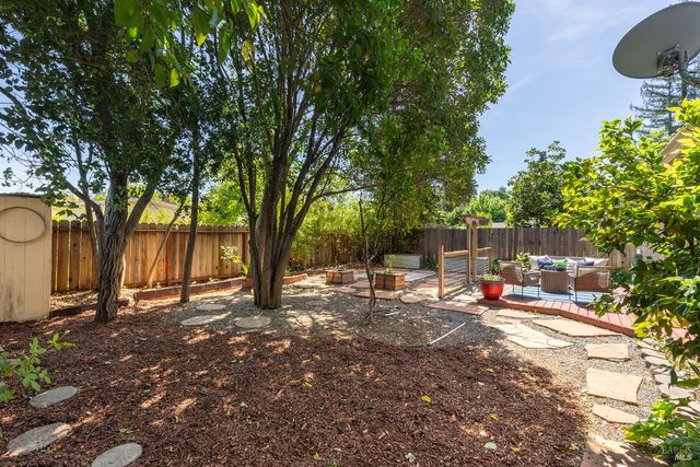 1828 Humboldt St, Santa Rosa, CA 95404