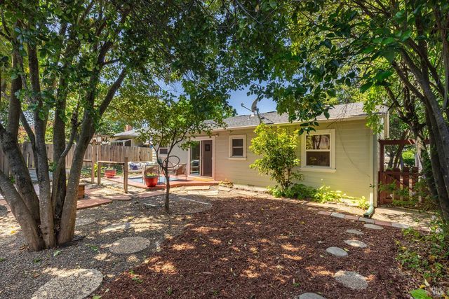1828 Humboldt St, Santa Rosa, CA 95404