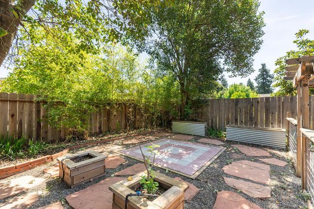 1828 Humboldt St, Santa Rosa, CA 95404