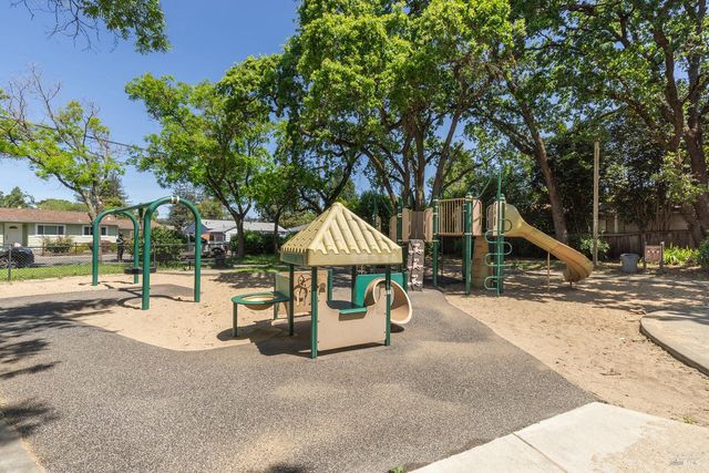 1828 Humboldt St, Santa Rosa, CA 95404