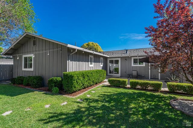 1323 Prentice Dr, Healdsburg, CA 95448