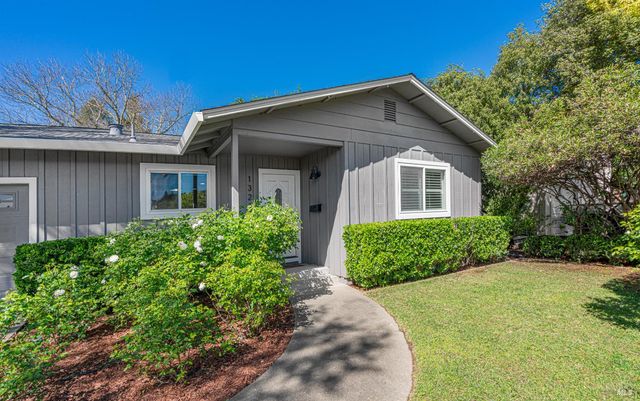 1323 Prentice Dr, Healdsburg, CA 95448