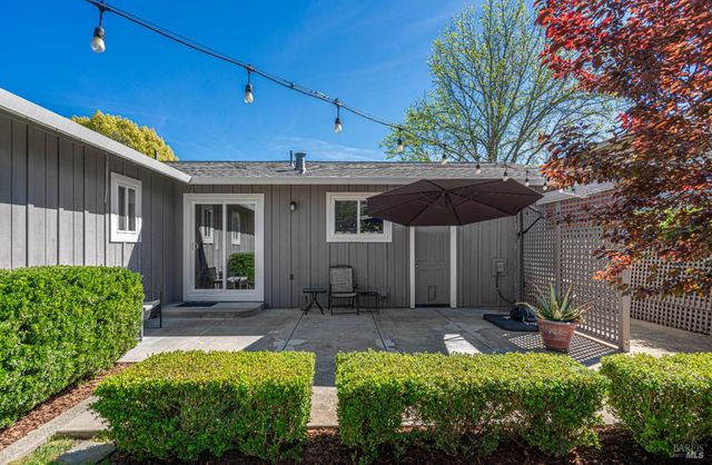 1323 Prentice Dr, Healdsburg, CA 95448