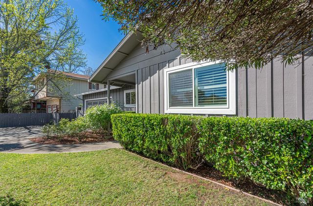 1323 Prentice Dr, Healdsburg, CA 95448