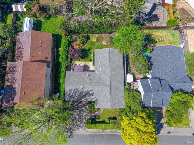 1323 Prentice Dr, Healdsburg, CA 95448