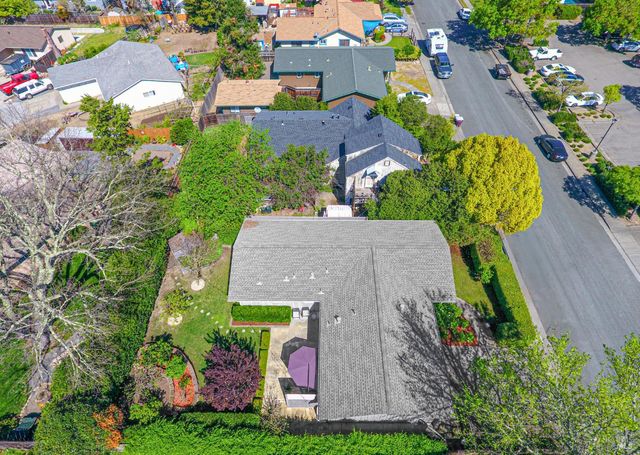 1323 Prentice Dr, Healdsburg, CA 95448