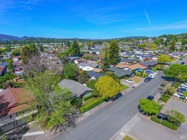 1323 Prentice Dr, Healdsburg, CA 95448