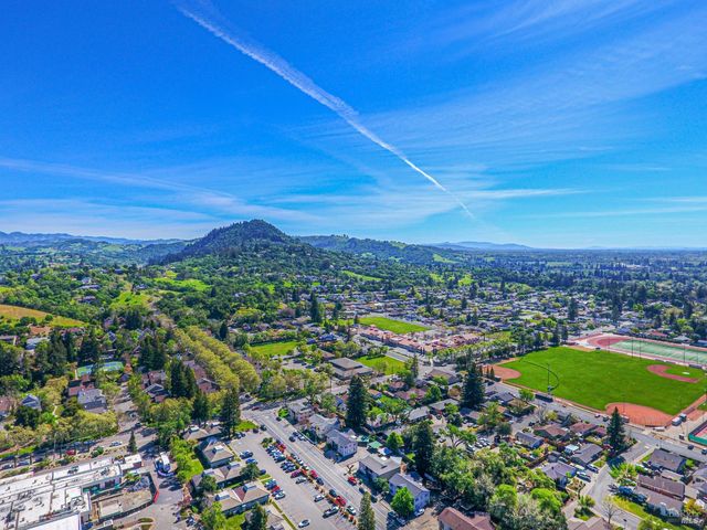 1323 Prentice Dr, Healdsburg, CA 95448