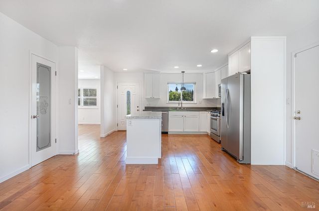 1323 Prentice Dr, Healdsburg, CA 95448