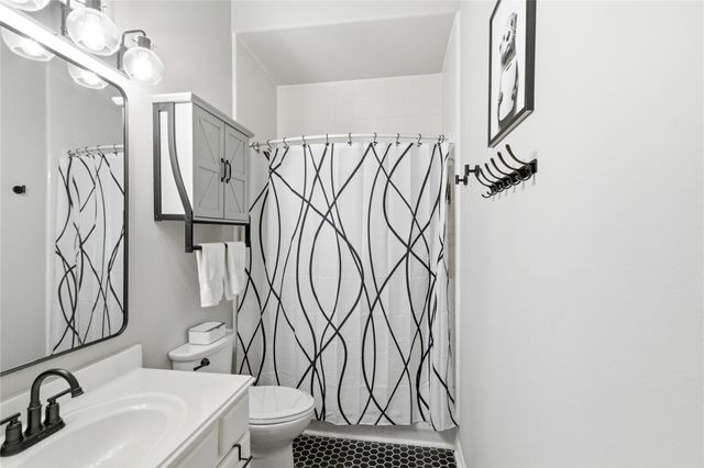 2105 Forest Glen Lane, Kemah, TX 77565