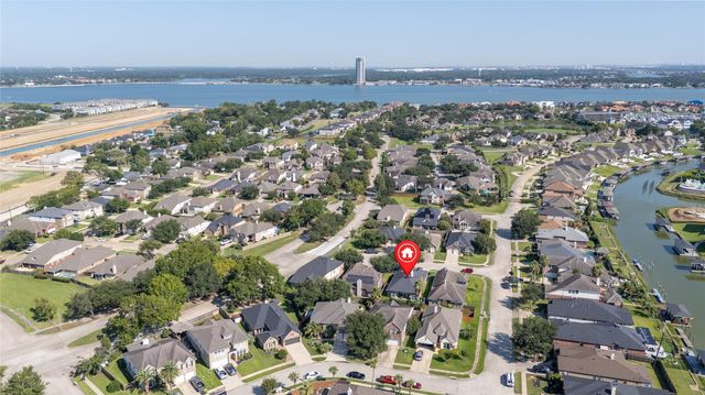 2105 Forest Glen Lane, Kemah, TX 77565