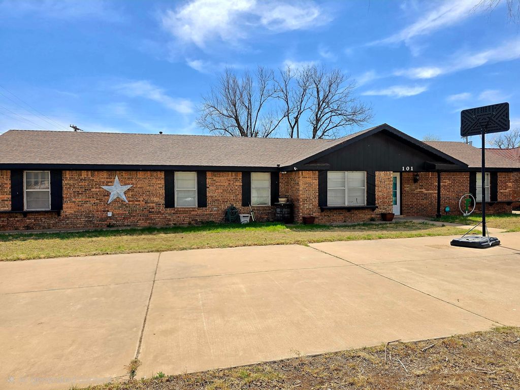 101 W Ollie Street, Floydada, TX 79235