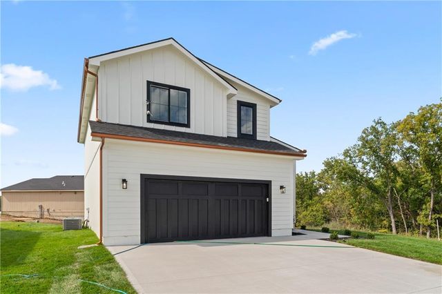 2004 SE Oak Ridge Drive, Oak Grove, MO 64075