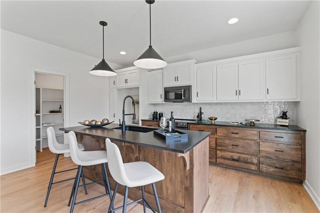 2004 SE Oak Ridge Drive, Oak Grove, MO 64075