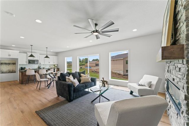 2004 SE Oak Ridge Drive, Oak Grove, MO 64075